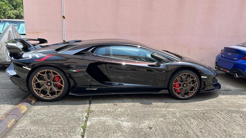 Black Lamborghini Aventador SVJ